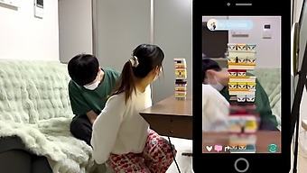 在这个业余直播视频中,与性感的日本宝贝一起享受吧!