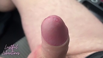 在车里,大胸妻子在公共场合哼哼。