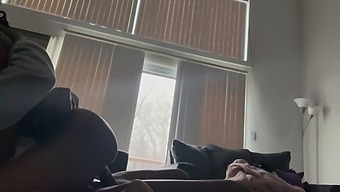 激烈的做爱,屁股插入和在沙发上射精