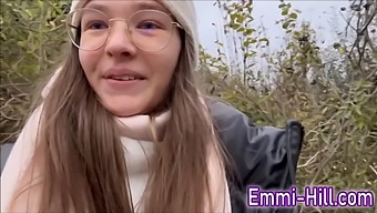 年轻女孩在电影院大胆的公共尿尿冒险被摄像机捕捉到