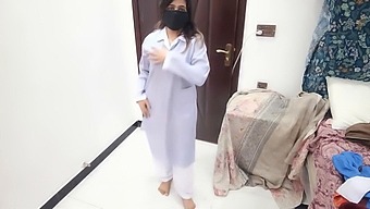 Sobia Nasir在美国大学宿舍的性感裸体舞蹈