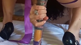 女人使用性玩具来达到无限制的女性射精