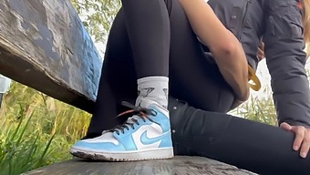 业余熟女在公园里给公众pov手交