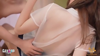大胸亚洲女郎用深喉和背后满足客户