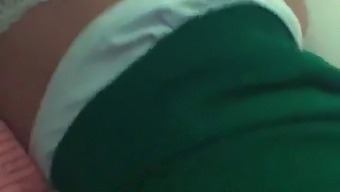 年轻的弟弟对他可爱的妹妹进行性侵犯,并与她发生性关系