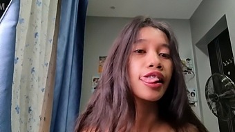 娇小的亚洲美女亲密接触