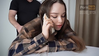 继兄的pov:热辣的棕发女郎在电话性爱中脱衣