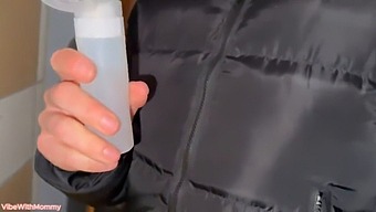 公共厕所浪漫:继母和继子亲密接触
