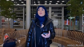 Nadja,一个戴着面纱的伊朗女人,在厕所和走廊里进行肛交,作为机票的付款