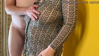 一个胸部丰满的已婚女人,阴道被剃光,让我在她体内射精,可能导致怀孕 - 从侧面看
