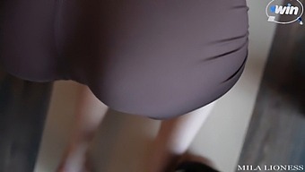 아름다운 여동생과 함께하는 계획되지 않은 요가 세션, 격렬한 섹스와 얼굴에 정액을 뿌리는 영상