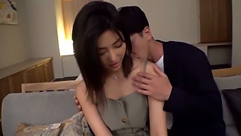 一个拥有天然乳房的日本美女享受着激烈的性爱和口交!