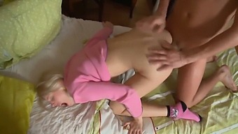 继妹进入我的房间,我们进行激烈的肛交,导致她滴下精液