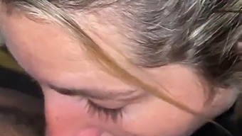 成熟的金发女郎享受黑色阴茎和内射