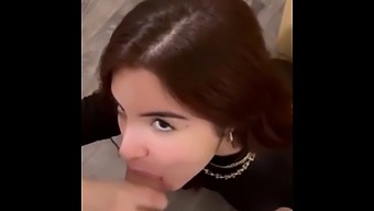 아마추어 베이비가 딥스로트 블로우잡을 하고 입 안에 정액을 받아요