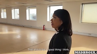 欧洲房地产经纪人在财产访问和厕所里被操