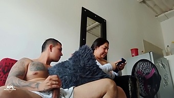 看著我的繼妹的屁股,同時取悅自己,她抓住了我,想騎我的硬雞巴