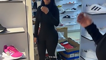 一个美丽的年轻女子带着一位新的仰慕者离开,她惊叹于她惊人的脸庞和性能力。