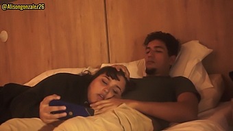 我和继妹在看电影时陷入了热辣的时刻(高清视频)
