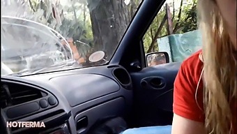 一个金发的熟女在公共场合给一个不认识的男人口交