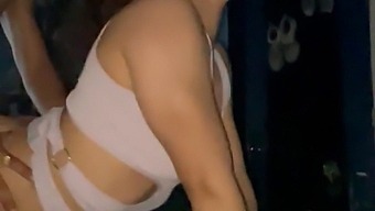 瘦弱而曲线玲珑的女孩被大鸡巴填满她的阴道