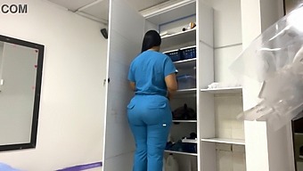 多毛的熟女护士在她的办公室里涂上油并被记录下来