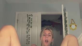 天真的18岁女孩在家里独自高潮