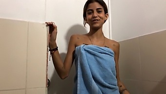 年轻的拉丁继妹在性感按摩后享受颜射。