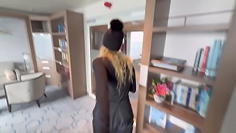 与一个拥有天然大胸和完美屁股的美丽女人的真实性爱假期
