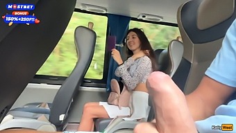 与凯蒂·韦斯特的公共巴士手淫场景以面部射精结束