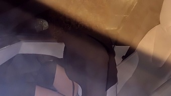 年轻的意大利家庭主妇在丈夫观看时被陌生人轮奸。